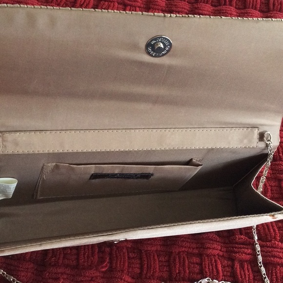 Button enclosure evening bag with chain strap - Picture 4 of 4